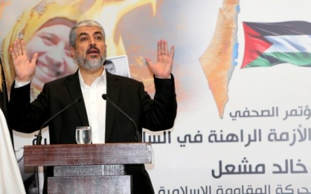 Khaled Meshaal, dirigeant politique en exil du mouvement islamiste terroriste palestinien du Hamas, pendant une conférence de presse dans la capitale qatarie, Doha, le 7 septembre 2015. (Crédit : Karim Jaafar/Al-Watan Doha/AFP) Khaled Meshaal, dirigeant politique en exil du mouvement islamiste terroriste palestinien du Hamas, pendant une conférence de presse dans la capitale qatarie, Doha, le 7 septembre 2015. (Crédit : Karim Jaafar/Al-Watan Doha/AFP)