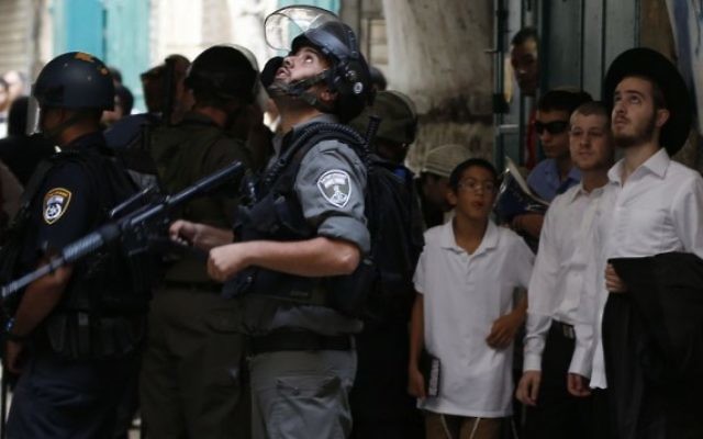 La police des frontières israélienne lors d'affrontements dans et autour du mont du Temple dans la Vieille Ville de Jérusalem, le 15 septembre 2015 (Crédit photo: Flash90) La police des frontières israélienne lors d'affrontements dans et autour du mont du Temple dans la Vieille Ville de Jérusalem, le 15 septembre 2015 (Crédit photo: Flash90)