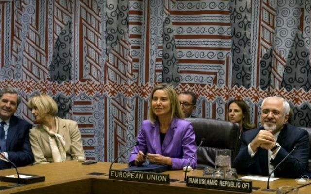 Le Haut Représentant de l'Union Européenne pour les affaires étrangères et la politique de sécurité Federica Mogherini (au centre) et le ministre iranien des Affaires étrangères Mohammad Javad Zarif assistent à une réunion dex P5+ 1 + l'UE + l'Iran lors de la 70e session de l'Assemblée générale des Nations Unies à New York le 28 septembre 2015 (Crédit photo: Craig Ruttle /POOL / AFP) Le Haut Représentant de l'Union Européenne pour les affaires étrangères et la politique de sécurité Federica Mogherini (au centre) et le ministre iranien des Affaires étrangères Mohammad Javad Zarif assistent à une réunion dex P5+ 1 + l'UE + l'Iran lors de la 70e session de l'Assemblée générale des Nations Unies à New York le 28 septembre 2015 (Crédit photo: Craig Ruttle /POOL / AFP)