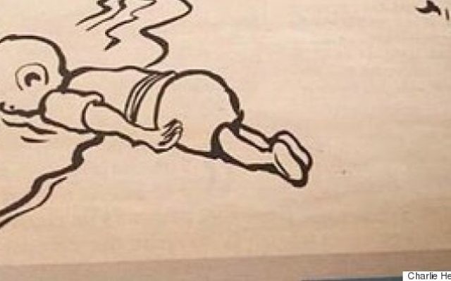 Une nouvelle caricature de Charlie Hebdo dépeignant l'enfant syrien noyé, Aylan Kurdi, qui a été publié le 9 septembre 2015 (Crédit : Charlie Hebdo)