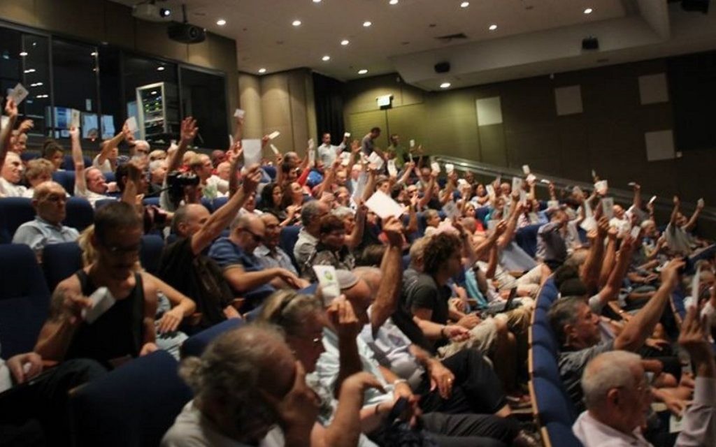 Les membres votent à l'assemblée annuelle d'Ofek, en septembre 2014 (Crédit : Facebook) Les membres votent à l'assemblée annuelle d'Ofek, en septembre 2014 (Crédit : Facebook)