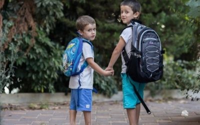 Des enfants israéliens se rendant à l'ecole et à la maternelle pour la rentrée des classes  à Jérusalem le 31 août 2015 (Crédit photo: Yonatan Sindel / Flash90)