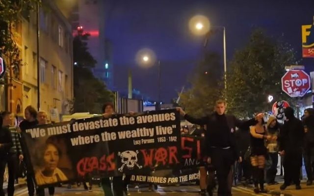 Des manifestants anti-gentrification dans Shoreditch, Londres, le 26 septembre 2015 (Crédit : Capture d'écran YouTube) Des manifestants anti-gentrification dans Shoreditch, Londres, le 26 septembre 2015 (Crédit : Capture d'écran YouTube)