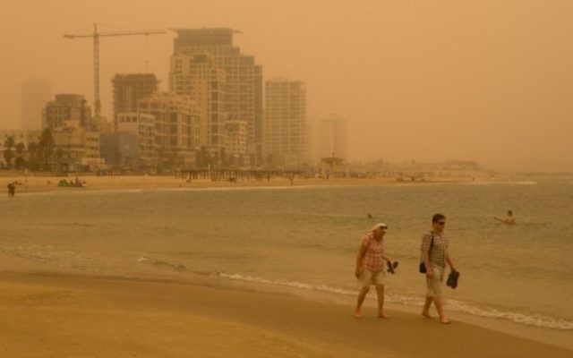 La plage de Tel Aviv au premier jour de la tempête de sable qui a sévi au Moyen-Orient - 8 septembre 2015 (Crédit : (Miriam Alster / FLASH90) La plage de Tel Aviv au premier jour de la tempête de sable qui a sévi au Moyen-Orient - 8 septembre 2015 (Crédit : (Miriam Alster / FLASH90)