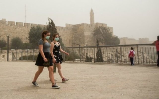 Deux femmes portent un masque la Porte de Jaffa près de la Tour de David dans la Vieille Ville de Jérusalem, le 8 septembre, 2015. (Crédit : Yonatan Sindel / Flash90) Deux femmes portent un masque la Porte de Jaffa près de la Tour de David dans la Vieille Ville de Jérusalem, le 8 septembre, 2015. (Crédit : Yonatan Sindel / Flash90)