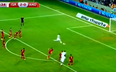 Tomer Hemed marque le troisième but (sur penalty) d'Israël dans un match contre l'Andorre, le 3 septembre 2015 (Capture d'écran YouTube)