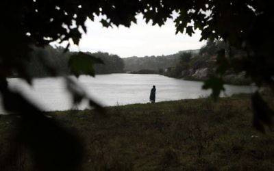 Photo illustrative d'un Juif ultra orthodoxe près de la rivière Umanka à Ouman, en Ukraine, le 4  septembre  2013 (Crédit photo: Yaakov Naumi / Flash90)