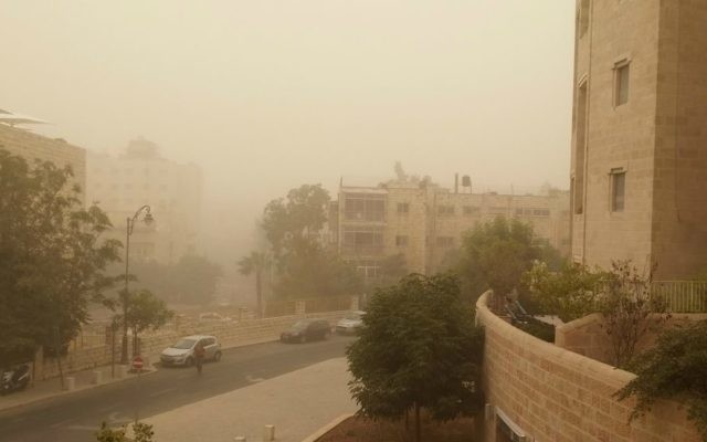 Photo du centre de Jérusalem, enveloppée dans un brouillard jaune brunâtre dû à une tempête de sable, le 8 septembre 2015 (Crédit : Times of Israël) Photo du centre de Jérusalem, enveloppée dans un brouillard jaune brunâtre dû à une tempête de sable, le 8 septembre 2015 (Crédit : Times of Israël)