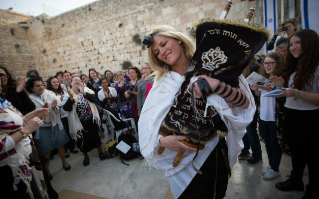 Des femmes avec un rouleau de la Torah pendant un office mensuel au mur Occidental, le lieu de prières le plus saint du judaïsme, le 20 avril 2015. (Crédit : Miriam Alster/Flash90) Des femmes avec un rouleau de la Torah pendant un office mensuel au mur Occidental, le lieu de prières le plus saint du judaïsme, le 20 avril 2015. (Crédit : Miriam Alster/Flash90)