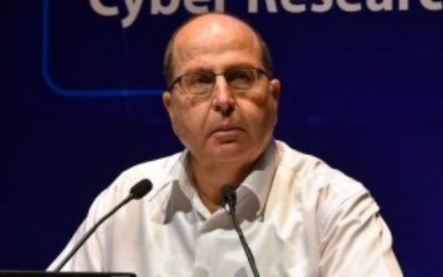 Moshe Yaalon à l'International Cyber Conference à l'Université de Tel-Aviv le 24 juin 2015. (Crédit : Ariel Hermoni / ministère de la Défense) Moshe Yaalon à l'International Cyber Conference à l'Université de Tel-Aviv le 24 juin 2015. (Crédit : Ariel Hermoni / ministère de la Défense)
