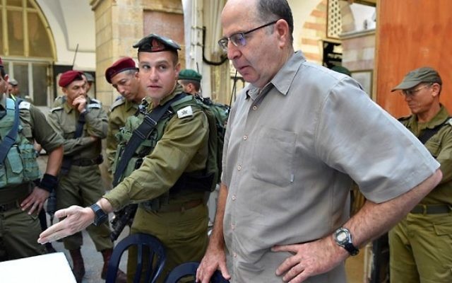 Le ministre de la Défense Moshe Yaalon au tombeau des Patriarches, dans la ville d'Hébron le 11 août 2015 (Crédit photo: Ariel Hermoni / Ministère de la Défense) Le ministre de la Défense Moshe Yaalon au tombeau des Patriarches, dans la ville d'Hébron le 11 août 2015 (Crédit photo: Ariel Hermoni / Ministère de la Défense)