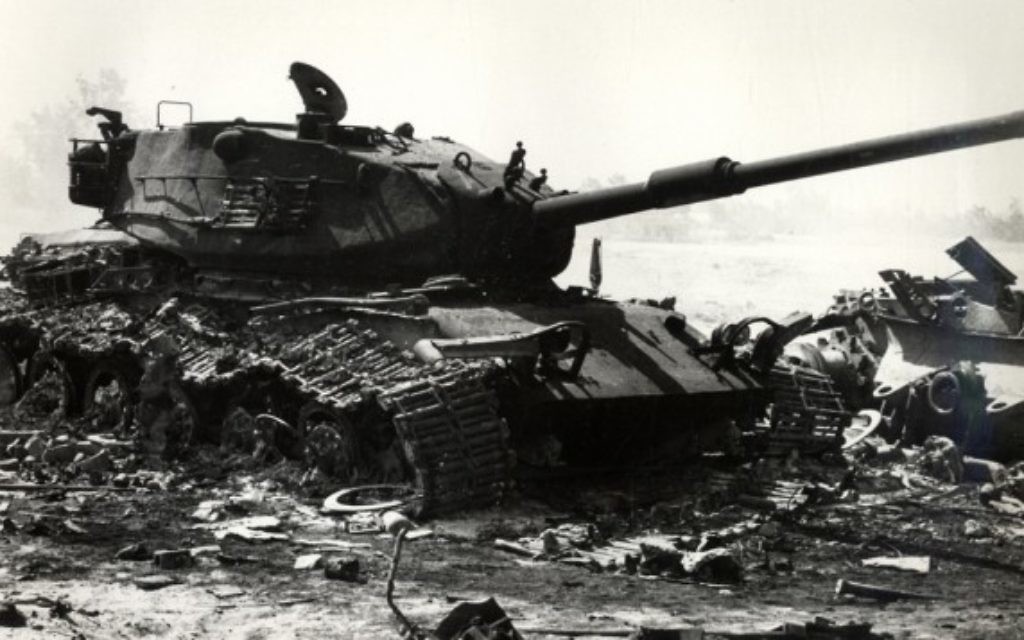 Un char israélien détruit pendant les premiers jours de la guerre de Kippour (Crédit : Wikimedia Commons)