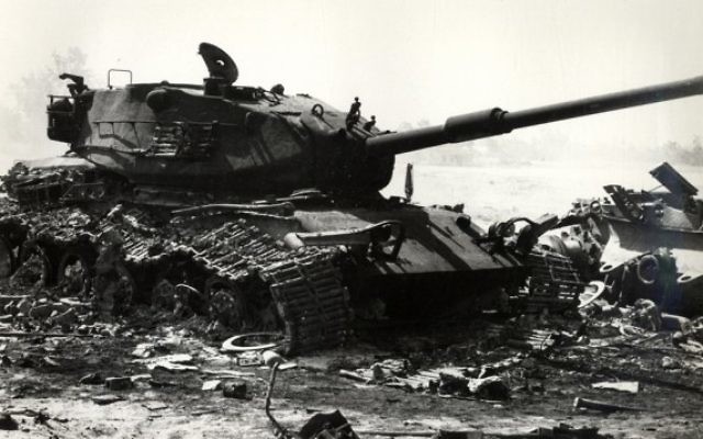 Un char israélien détruit pendant les premiers jours de la guerre de Kippour (Crédit : Wikimedia Commons)