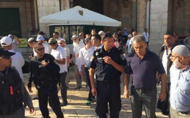 Le député Jamal Zahalka (deuxième à droite) sur le mont du Temple dans la Vieille Ville de Jérusalem, le mardi 29 septembre 2015 (Photo: Autorisation liste arabe unie) Le député Jamal Zahalka (deuxième à droite) sur le mont du Temple dans la Vieille Ville de Jérusalem, le mardi 29 septembre 2015 (Photo: Autorisation liste arabe unie)