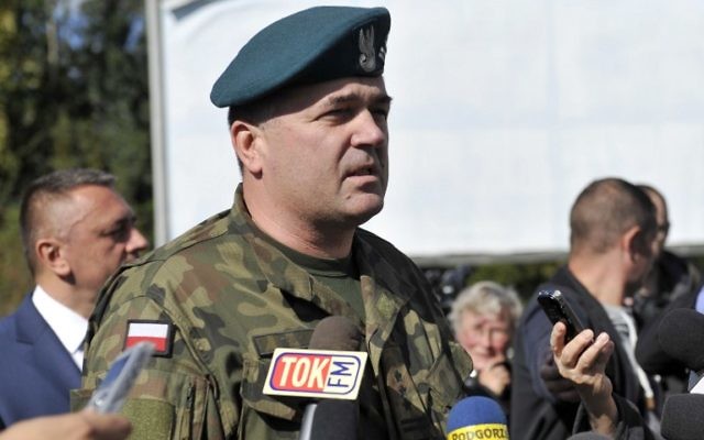 Le colonel Artur Talik, commandant d'une unité de l'armée, répondant à des journalistes lors d'une conférence de presse le 28 septembre, 2015 Walbrzych où le "train nazi", une légende de la Seconde Guerre mondiale est recherché. La zone où le train nazi est censé être caché est maintenant clôturée et gardée (Crédit : AFP PHOTO / PIOTR HAWALEJ) Le colonel Artur Talik, commandant d'une unité de l'armée, répondant à des journalistes lors d'une conférence de presse le 28 septembre, 2015 Walbrzych où le "train nazi", une légende de la Seconde Guerre mondiale est recherché. La zone où le train nazi est censé être caché est maintenant clôturée et gardée (Crédit : AFP PHOTO / PIOTR HAWALEJ)