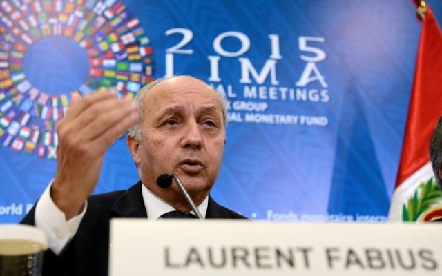 Le ministre français des Affaires étrangères Laurent Fabius participe à une conférence de presse conjointe avec le ministre français des Finances, Michel Sapin et le ministre de l'Environnement du Pérou et de la CdP-20 le président Manuel Pulgar-Vidal (à la fois hors du cadre), à Lima, au Pérou, le 9 octobre, 2015. (Crédit : AFP PHOTO / CRIS BOURONCLE)
