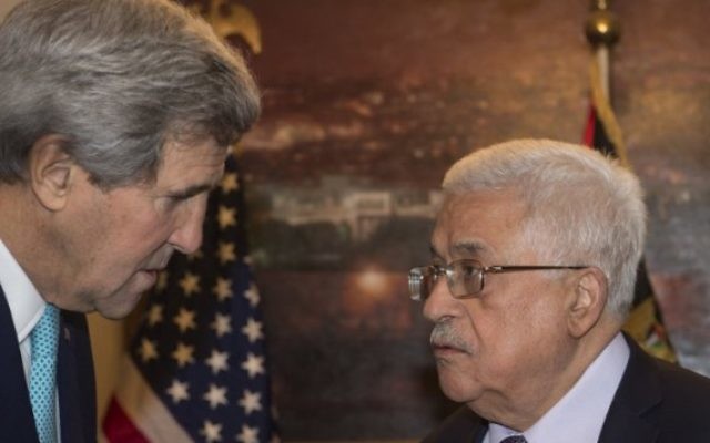 Le secrétaire d'État américain John Kerry (à gauche) et le président de l'Autorité palestinienne Mahmoud Abbas à Amman, en Jordanie, le 13 novembre 2014. (Crédit : AFP/Nicholas Kamm/Pool) Le secrétaire d'État américain John Kerry (à gauche) et le président de l'Autorité palestinienne Mahmoud Abbas à Amman, en Jordanie, le 13 novembre 2014. (Crédit : AFP/Nicholas Kamm/Pool)