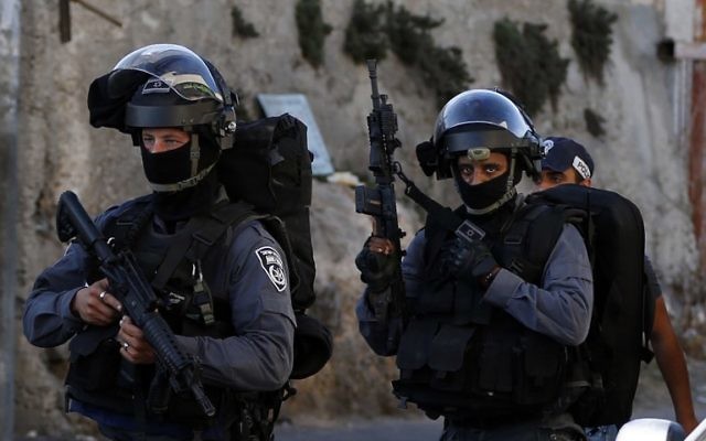 Les agents de la police des frontières israéliens patrouillant dans une rue de Jabel Mukaber après des affrontements dans le quartier en septembre (Crédit : AFP PHOTO / AHMAD GHARABLI)