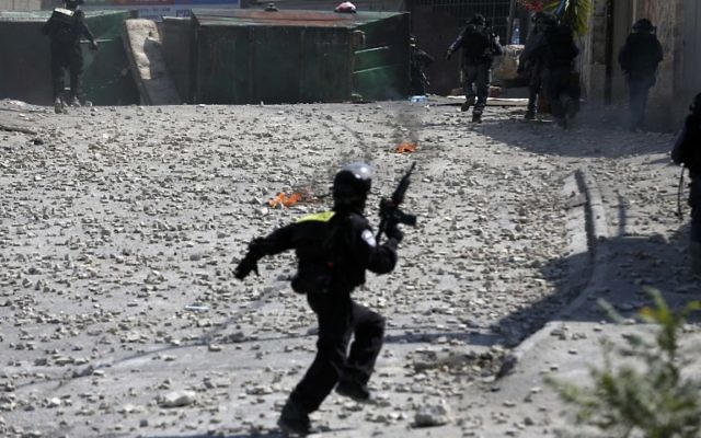 Affrontements entre les forces de sécurité israéliennes et Palestiniens dans le quartier d'Issawiya de Jérusalem Est, le 4 octobre 2015. Illustration. (Crédit : Ahmad Gharabli/AFP)