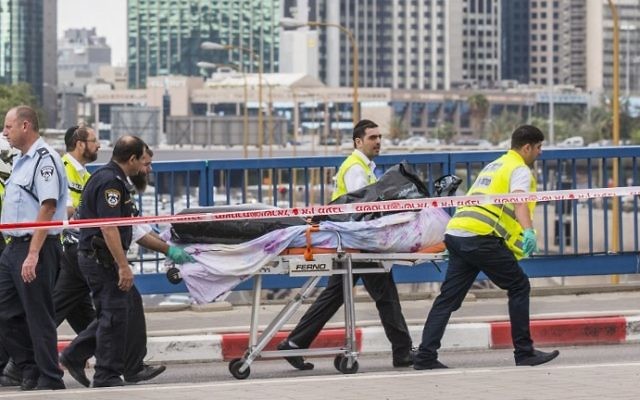 Les bénévoles de Zaka evacuent le corps du Palestinien abattu après avoir mené une attaque au tournevis à Tel Aviv le 8 octobre 2015, qui a blessé cinq Israéliens (Crédit photo: Jacques Guez /AFP ) Les bénévoles de Zaka evacuent le corps du Palestinien abattu après avoir mené une attaque au tournevis à Tel Aviv le 8 octobre 2015, qui a blessé cinq Israéliens (Crédit photo: Jacques Guez /AFP )
