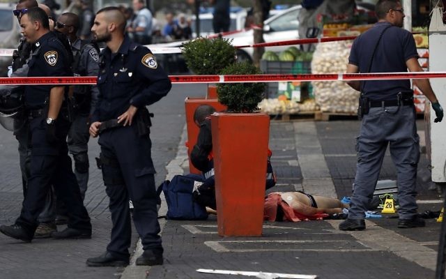 Les forces de la sécurité et les ambulanciers devant le corps d'un terroriste Palestinien auteur d'une attaque au couteau dans la vieille ville de Jérusalem, le 10 octobre, 2015. (Crédit : AFP PHOTO / AHMAD GHARABLI) Les forces de la sécurité et les ambulanciers devant le corps d'un terroriste Palestinien auteur d'une attaque au couteau dans la vieille ville de Jérusalem, le 10 octobre, 2015. (Crédit : AFP PHOTO / AHMAD GHARABLI)