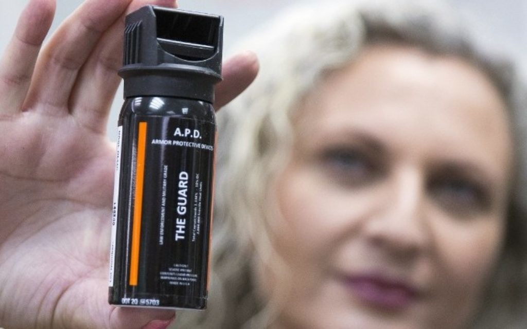 Un employé montre un spray au poivre à un client le 13 octobre 2015 (Crédit : Jack Guez / AFP)