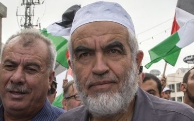 Le dirigeant islamiste Raed Salah pendant une grande manifestation anti-gouvernementale à Sakhnin, le 13 octobre 2015. (Crédit : Jack Guez/AFP) Le dirigeant islamiste Raed Salah pendant une grande manifestation anti-gouvernementale à Sakhnin, le 13 octobre 2015. (Crédit : Jack Guez/AFP)