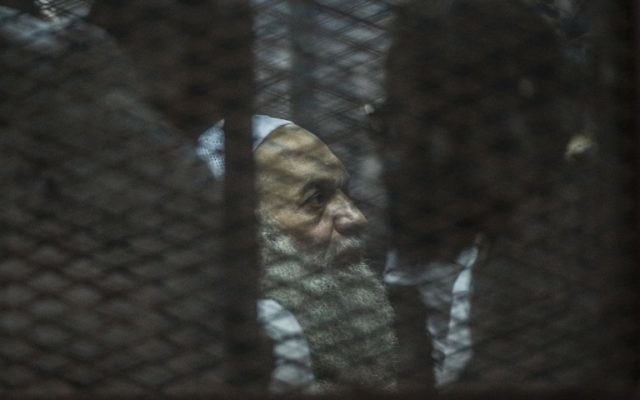Une photo prise le 3 août 2014 montre Mohammed al-Zawahiri, le frère du chef d'Al-Qaïda Ayman al-Zawahiri, assis dans la cage des accusés lors de son procès et de 68 autres accusés au Caire. Un tribunal égyptien, le 15 octobre 2015 (Crédit : AFP PHOTO / KHALED DESOUKI) Une photo prise le 3 août 2014 montre Mohammed al-Zawahiri, le frère du chef d'Al-Qaïda Ayman al-Zawahiri, assis dans la cage des accusés lors de son procès et de 68 autres accusés au Caire. Un tribunal égyptien, le 15 octobre 2015 (Crédit : AFP PHOTO / KHALED DESOUKI)