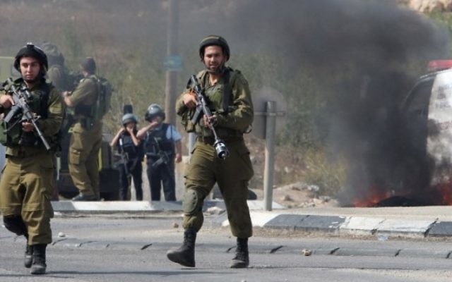 Soldats israéliens au sud de la ville de Hébron en Cisjordanie, le 20 octobre 2015. Illustration. (Crédit : AFP/Hazem Bader) Soldats israéliens au sud de la ville de Hébron en Cisjordanie, le 20 octobre 2015. Illustration. (Crédit : AFP/Hazem Bader)