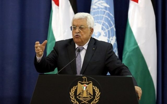Le président de l'Autorité palestinienne, Mahmoud Abbas, en conférence de presse avec le secrétaire général des Nations unies, Ban Ki-moon, suite à une réunion au palais présidentiel Muqata dans la ville de Ramallah en Cisjordanie, le 21 octobre 2015 (Crédit : AFP / Abbas Momani) Le président de l'Autorité palestinienne, Mahmoud Abbas, en conférence de presse avec le secrétaire général des Nations unies, Ban Ki-moon, suite à une réunion au palais présidentiel Muqata dans la ville de Ramallah en Cisjordanie, le 21 octobre 2015 (Crédit : AFP / Abbas Momani)