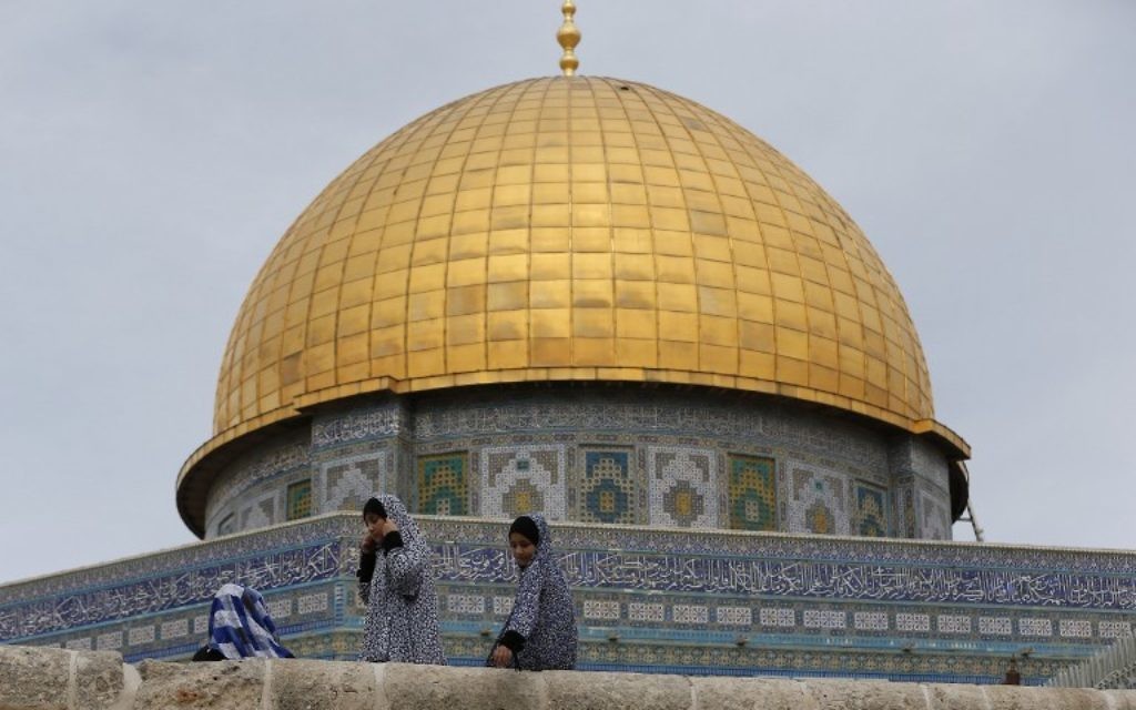 Des Palestiniennes devant le Dôme du Rocher dans l'enceinte de la mosquée Al-Aqsa, à Jérusalem avant la prière du vendredi, le 23 octobre 2015. (Crédit : AFP PHOTO / AHMAD GHARABLI)