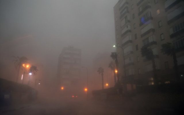 Les voitures conduisant à travers la brume dans la ville israélienne de Netanya, au nord de Tel-Aviv le 25 octobre, 2015 pendant qu'une tempête touche la région (Crédit : AFP / JACK GUEZ)