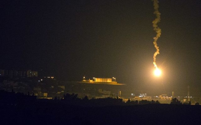 Fusées éclairantes israéliennes au-dessus de la bande de Gaza, le 7 juillet 2014. (Crédit : Jack Guez/AFP) Fusées éclairantes israéliennes au-dessus de la bande de Gaza, le 7 juillet 2014. (Crédit : Jack Guez/AFP)