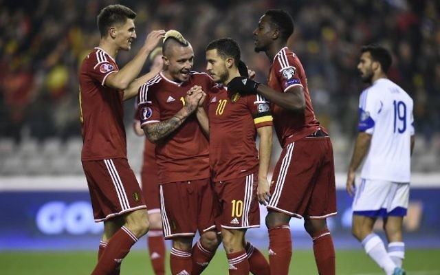 Le milieu de terrain belge Eden Hazard (c) est félicité par ses coéquipiers après avoir marqué un but lors du match de qualification de football Euro 2016 entre la Belgique et Israël, au Stade Roi Baudouin, le 13 octobre, 2015 Bruxelles. (Crédit : AFP / JOHN THYS)