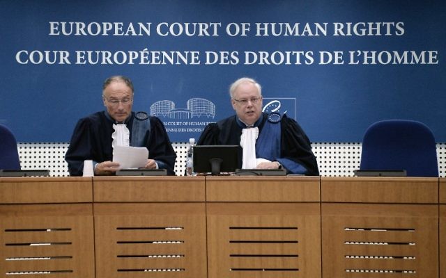 Le Président de la Cour européenne des droits de l'homme (CEDH) Dean Spielmann (D) à la Cour européenne des droits de l'Homme à Strasbourg. (Crédit : AFP PHOTO / FREDERICK FLORIN) Le Président de la Cour européenne des droits de l'homme (CEDH) Dean Spielmann (D) à la Cour européenne des droits de l'Homme à Strasbourg. (Crédit : AFP PHOTO / FREDERICK FLORIN)