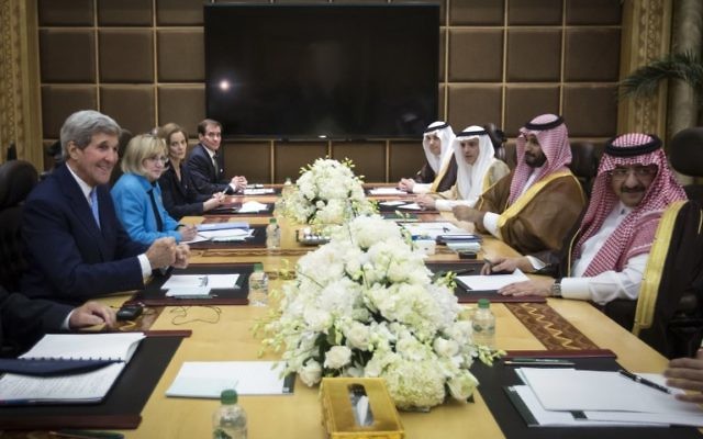 Le secrétaire d'Etat américain John Kerry (à gauche) a rencontré le prince héritier Mohammed ben Nayef d'Arabie saoudite (à droite) à Diriyah Farm, en Arabie saoudite, le 24 ctobre 2015. Le secrétaire d'Etat américain John Kerry s'est rendu en Arabie saoudite pour des entretiens avec le roi Salman qui devraient se concentrer sur le conflit en Syrie (Crédit : AFP PHOTO / POOL / CARLO ALLEGRI) Le secrétaire d'Etat américain John Kerry (à gauche) a rencontré le prince héritier Mohammed ben Nayef d'Arabie saoudite (à droite) à Diriyah Farm, en Arabie saoudite, le 24 ctobre 2015. Le secrétaire d'Etat américain John Kerry s'est rendu en Arabie saoudite pour des entretiens avec le roi Salman qui devraient se concentrer sur le conflit en Syrie (Crédit : AFP PHOTO / POOL / CARLO ALLEGRI)