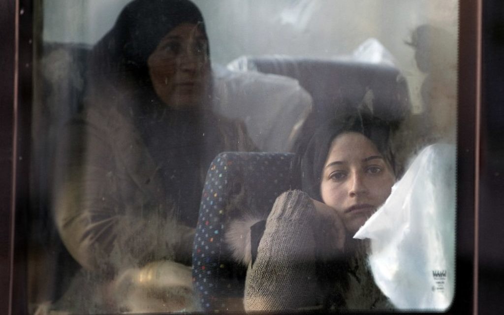 Migrants et réfugiés, principalement en provenance de Syrie, assis dans un bus à la Porte de Saint-Ouen dans le nord de Paris, le 2 octobre, 2015. (Crédit : AFP PHOTO / JOEL SAGET) Migrants et réfugiés, principalement en provenance de Syrie, assis dans un bus à la Porte de Saint-Ouen dans le nord de Paris, le 2 octobre, 2015. (Crédit : AFP PHOTO / JOEL SAGET)