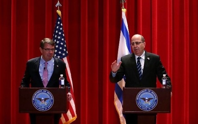 Ashton Carter, à gauche, et Moshe Yaalon à l'Université nationale de la Défense à Washington, le 27 octobre 2015. (Crédit : Alex Wong/Getty Images/AFP) Ashton Carter, à gauche, et Moshe Yaalon à l'Université nationale de la Défense à Washington, le 27 octobre 2015. (Crédit : Alex Wong/Getty Images/AFP)