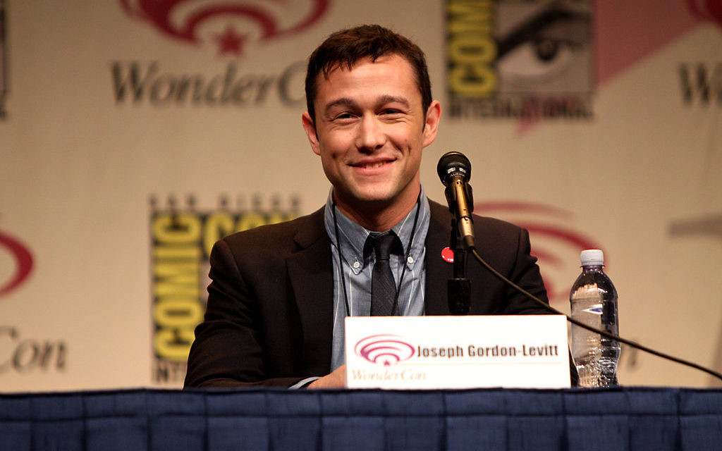 Joseph Gordon-Levitt parlant au WonderCon de 2012 à Anaheim, en Californie (Crédit : Gage Skidmore/Wikimédia/Creative Common) Joseph Gordon-Levitt parlant au WonderCon de 2012 à Anaheim, en Californie (Crédit : Gage Skidmore/Wikimédia/Creative Common)