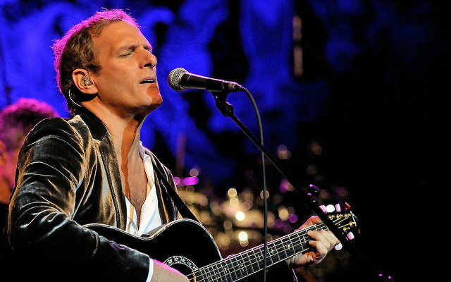 Michael Bolton était connu pour ses longues mèches blondes avant qu'il ne se débarrasse d'elles dans les années 1990 (Crédit : Alterna / CC BY 2.0)