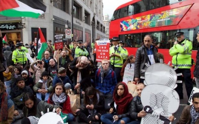 Les manifestants du groupe London Palestine action bloquent une rue centrale à Londres lors d'une manifestation pro-palestinienne, le samedi 17 octobre, 2015. (Crédit : page Facebook Londres Palestine action) Les manifestants du groupe London Palestine action bloquent une rue centrale à Londres lors d'une manifestation pro-palestinienne, le samedi 17 octobre, 2015. (Crédit : page Facebook Londres Palestine action)