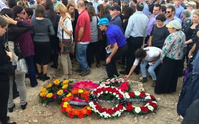 Des personnes en deuil posant des pierres sur la tombe de la victime du terrorisme Richard Lakin, le 28 octobre 2015 (Crédit : Renee Ghert-Zand / TOI) Des personnes en deuil posant des pierres sur la tombe de la victime du terrorisme Richard Lakin, le 28 octobre 2015 (Crédit : Renee Ghert-Zand / TOI)