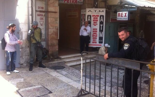 Des agents de la police des frontières dans la Vieille Ville de Jérusalem fermée, le 4 octobre 2015 (Crédit : Tamar Pileggi/Times of Israel) Des agents de la police des frontières dans la Vieille Ville de Jérusalem fermée, le 4 octobre 2015 (Crédit : Tamar Pileggi/Times of Israel)