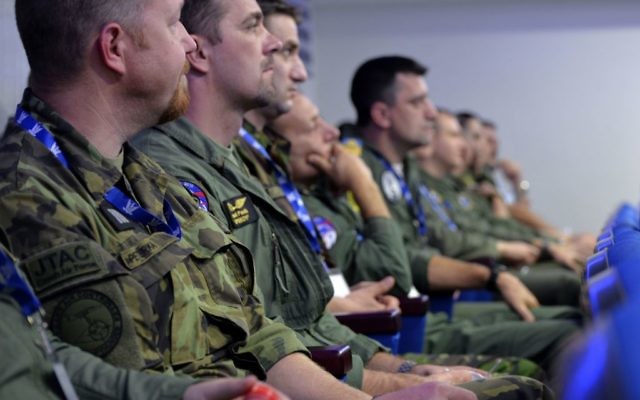Soldats participant à l'exercice "Drapeau bleu" qui rassemble les Armées de l’Air israélienne, américaine, grecque et polonaise contre un État ennemi fictif (Crédit : Armée de l'air israélienne) Soldats participant à l'exercice "Drapeau bleu" qui rassemble les Armées de l’Air israélienne, américaine, grecque et polonaise contre un État ennemi fictif (Crédit : Armée de l'air israélienne)