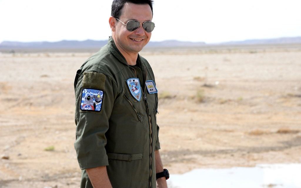 Soldat participant à l'exercice "Drapeau bleu" qui rassemble les Armées de l’Air israélienne, américaine, grecque et polonaise contre un État ennemi fictif (Crédit : Armée de l'air israélienne)