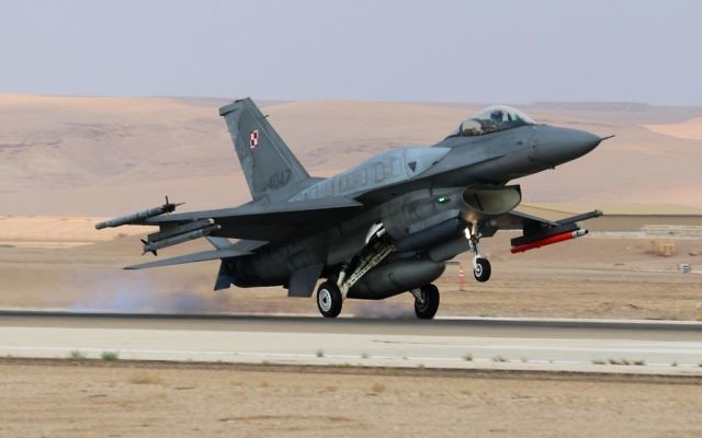 Un F-16 israélien au décollage durant l'exercice "Drapeau bleu" qui rassemble les Armées de l’Air israélienne, américaine, grecque et polonaise contre un État ennemi fictif (Crédit : Armée de l'air israélienne)