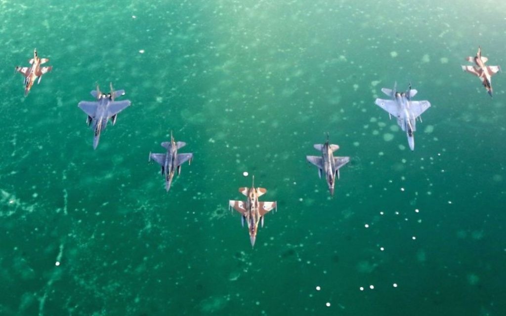 Des F-16 israéliens durant l'exercice "Drapeau bleu" qui rassemble les Armées de l’Air israélienne, américaine, grecque et polonaise contre un État ennemi fictif (Crédit : Armée de l'air israélienne)
