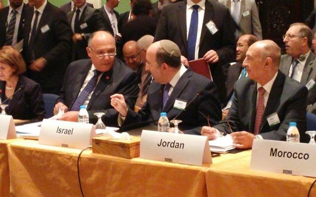 Le directeur général du ministère des Affaires étrangères, Dore Gold, à la réunion de l'Organisation pour la sécurité et la coopération en Europe, à Amman, en Jordanie, le 20 octobre 2015 (Crédit : Ministère des Affaires étrangères) Le directeur général du ministère des Affaires étrangères, Dore Gold, à la réunion de l'Organisation pour la sécurité et la coopération en Europe, à Amman, en Jordanie, le 20 octobre 2015 (Crédit : Ministère des Affaires étrangères)