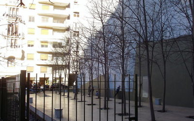 Les arbres de la Plaza qui abrite l'ambassade d'Israël à Buenos Aires, en Argentine, plantés en mémoire des personnes tuées dans l'attentat de l'ambassade en 1992. (Crédit : NYC2TLV/CC-BY/Wikimedia Commons) Les arbres de la Plaza qui abrite l'ambassade d'Israël à Buenos Aires, en Argentine, plantés en mémoire des personnes tuées dans l'attentat de l'ambassade en 1992. (Crédit : NYC2TLV/CC-BY/Wikimedia Commons)