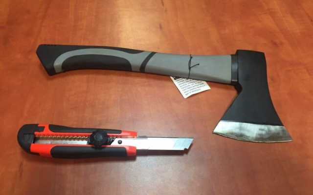 Une hache et un cutter découverts par la police sur deux adolescents palestiniens à Jérusalem-Est, le mardi 27 octobre 2015 (Crédit : Police israélienne) Une hache et un cutter découverts par la police sur deux adolescents palestiniens à Jérusalem-Est, le mardi 27 octobre 2015 (Crédit : Police israélienne)